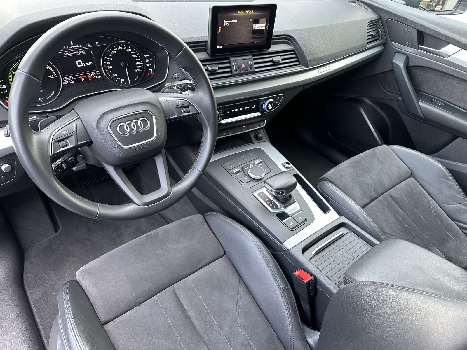 Fahrzeugabbildung Audi Q5 50 TFSIe Qu S-Line NAV+XEN+PANO+KAM+20ZO+DAB