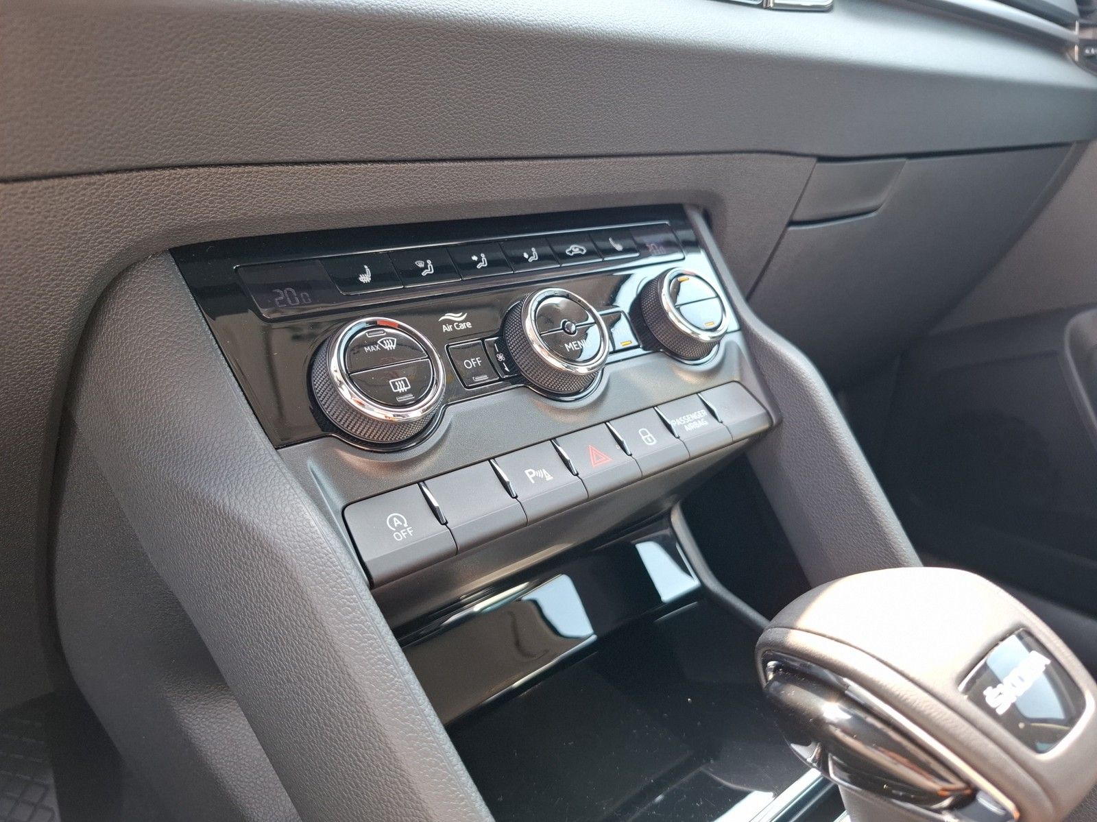 SKODA Karoq 1.5 TSI Selection DSG / KLIMA / NAVI / KAM - Image 14