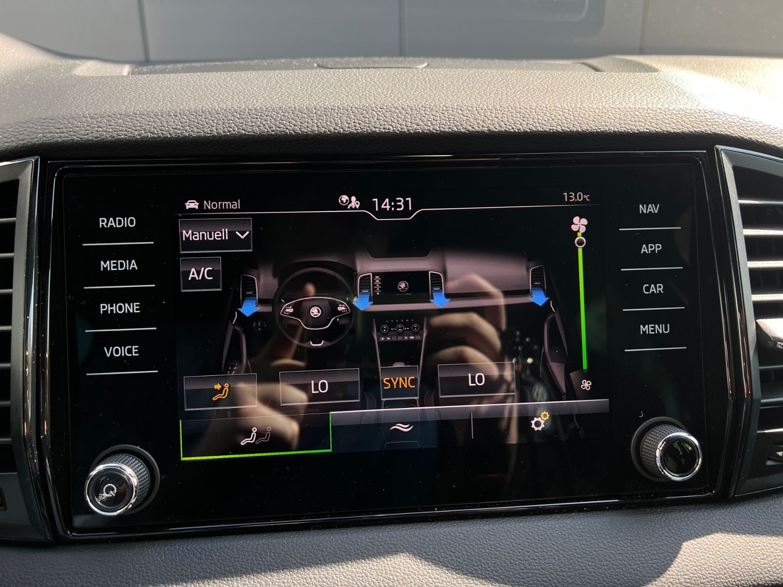 Fahrzeugabbildung SKODA Karoq Sportline 2.0 TDI DSG 4x4 "AHK, Matrix-LED