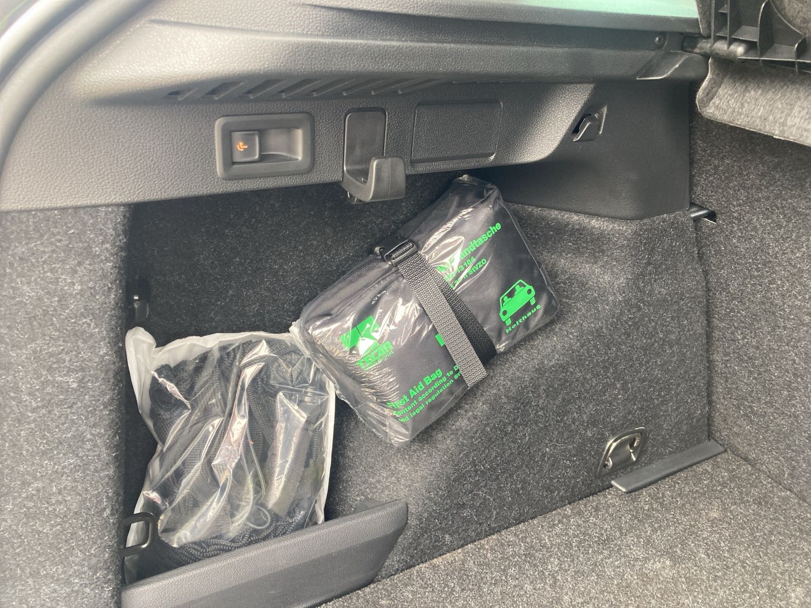 Fahrzeugabbildung SKODA Kamiq TSI Clever LED AHK Navi AID PDC SH