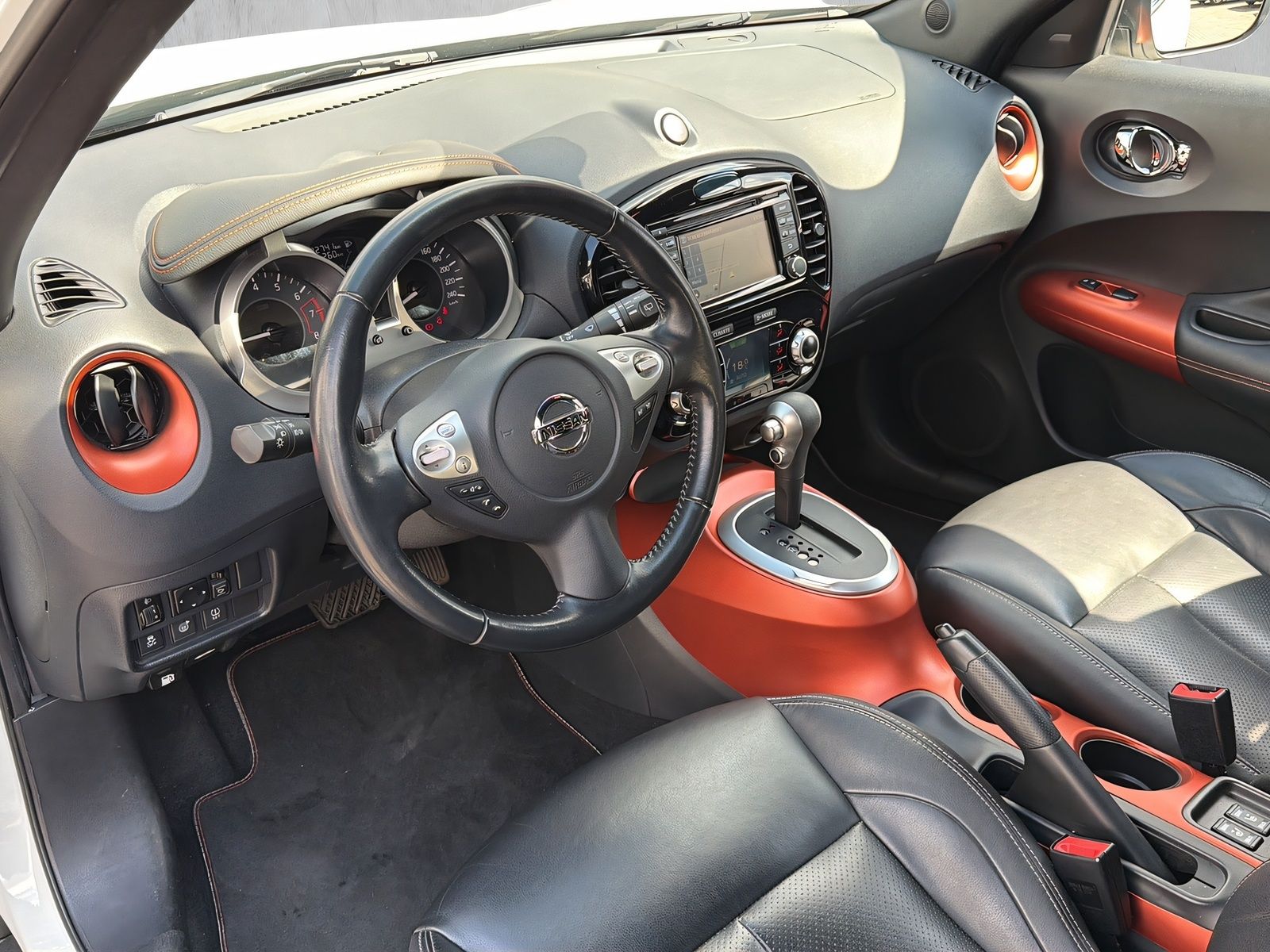 Fahrzeugabbildung Nissan Juke 1.6 TEKNA AUT. KEYLESS 360° KAM NAVI LEDER