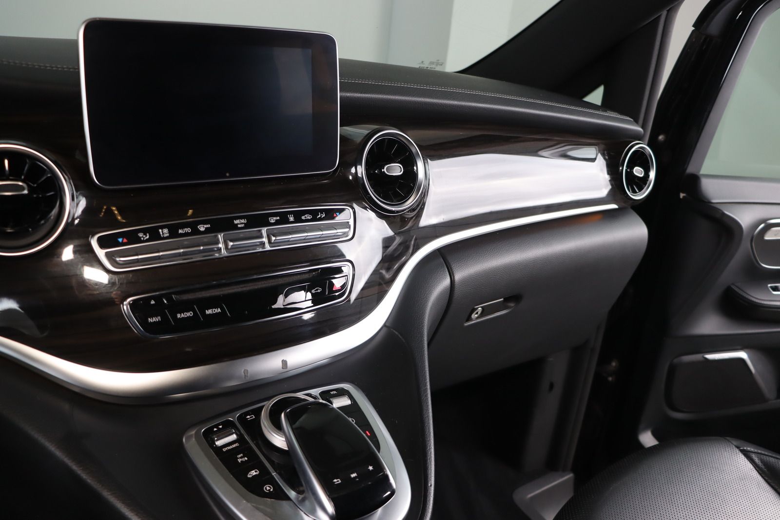 Fahrzeugabbildung Mercedes-Benz V 300 d AMG 4M * DIS * 360 * Burmeister