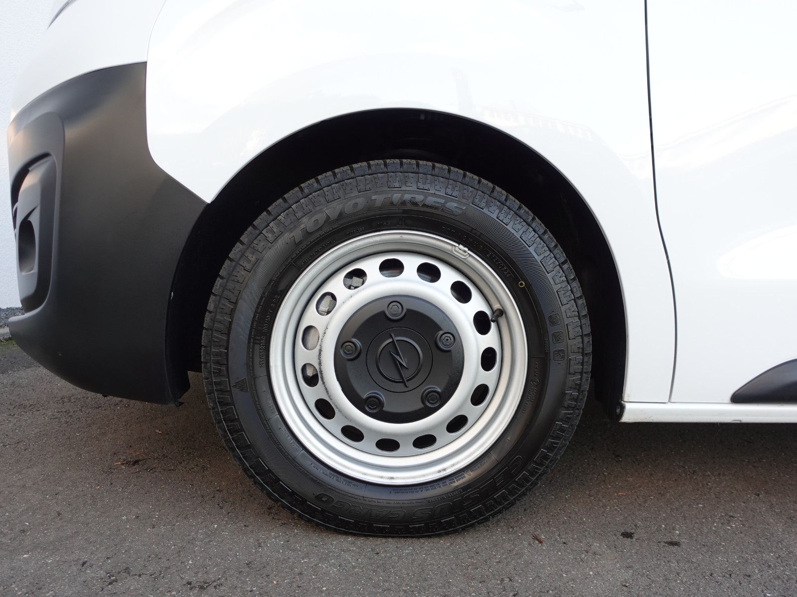 Fahrzeugabbildung Opel Vivaro Cargo 1.5 D Edition M  Klima, Allwetter