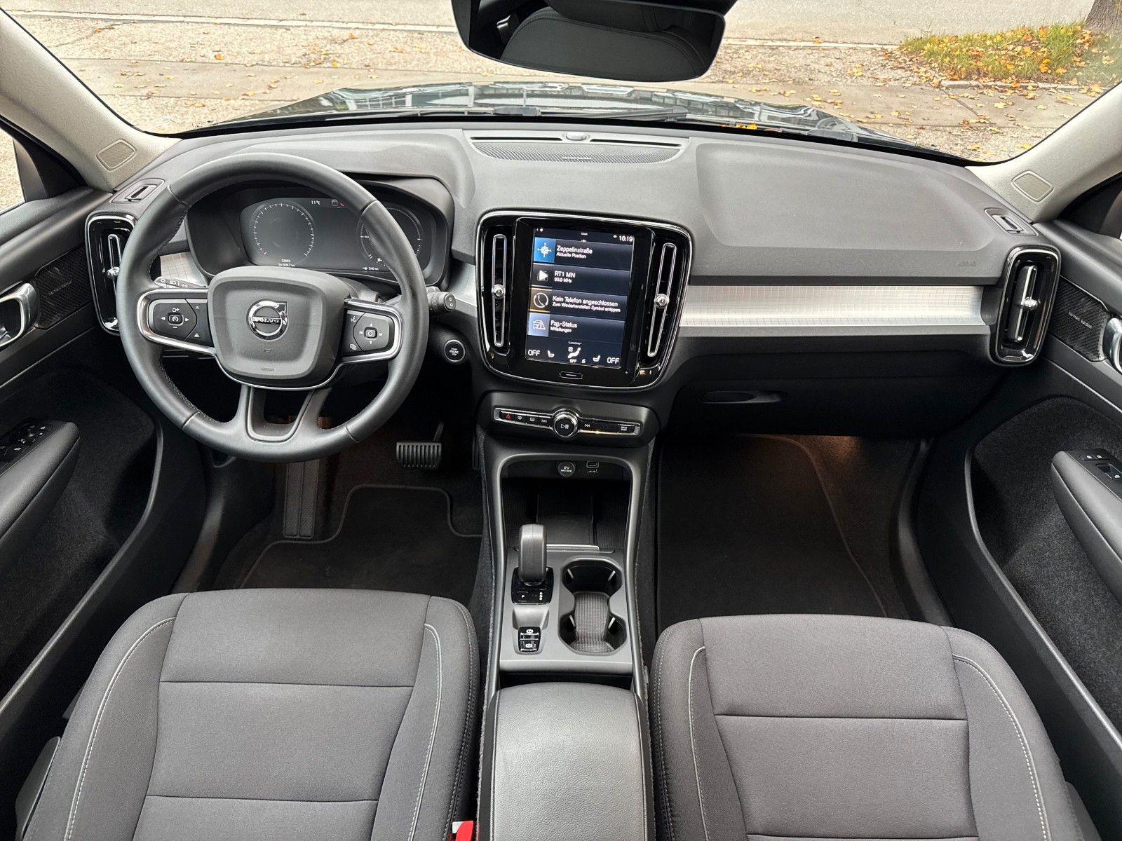 Fahrzeugabbildung Volvo XC 40 Core Recharge Plug-In, TEMPOMAT , AHK