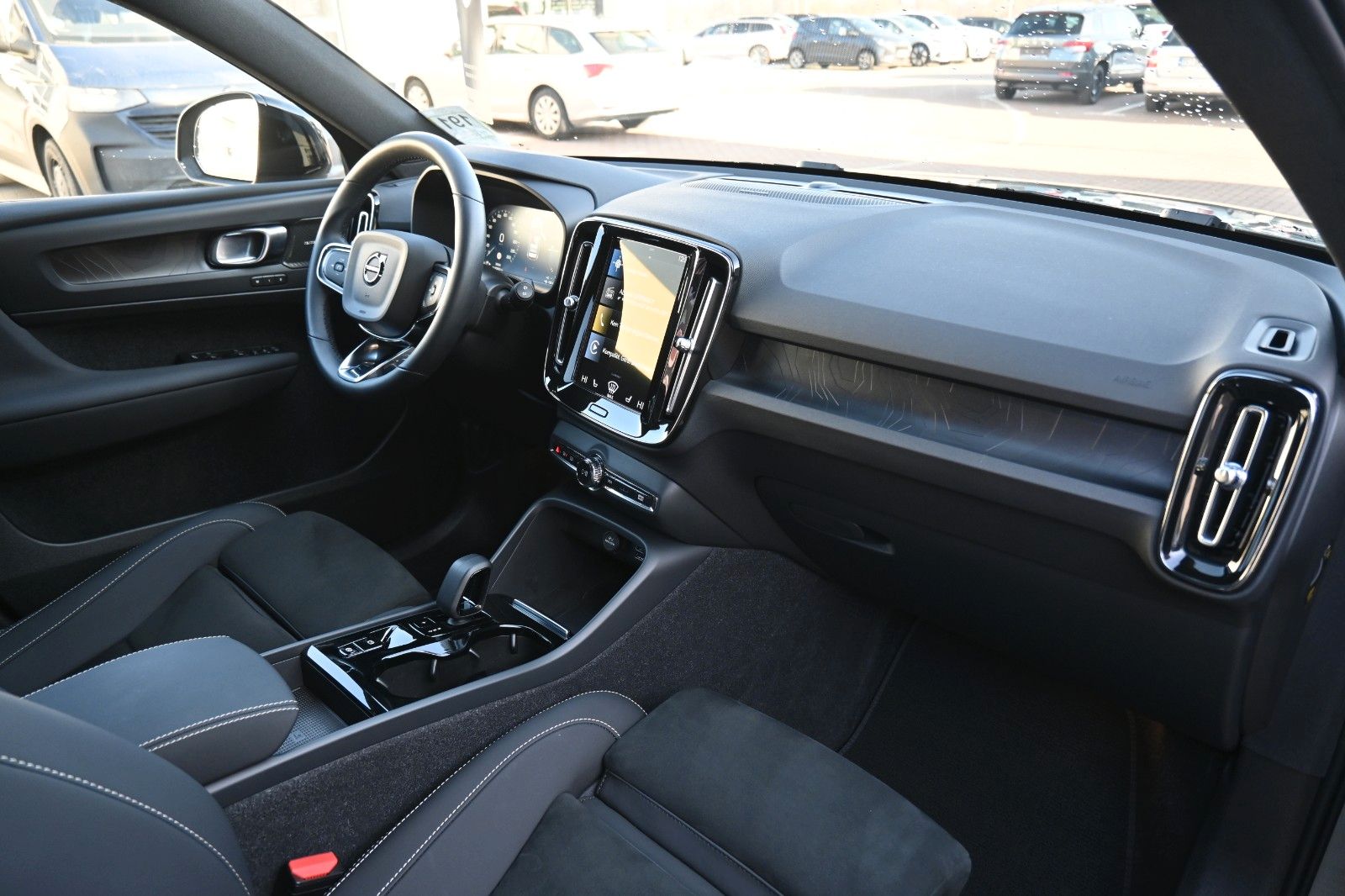 Fahrzeugabbildung Volvo XC40 T4 Recharge Plus Dark*LED*STHZ*CAM*AHK