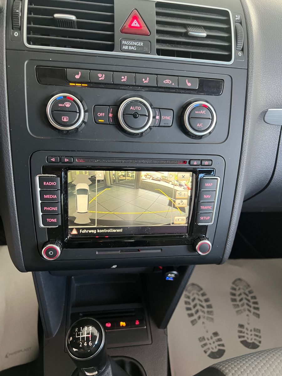 Fahrzeugabbildung Volkswagen Touran 1.4TSI CrossTouran * 7.Sitzer*PANO*KAMERA