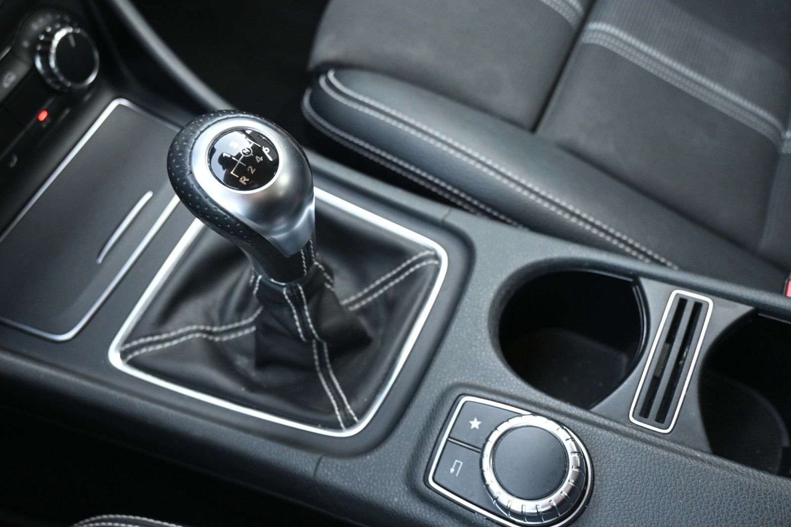 Fahrzeugabbildung Mercedes-Benz GLA 180 Schalter Urban*Navi*RFK*AHK