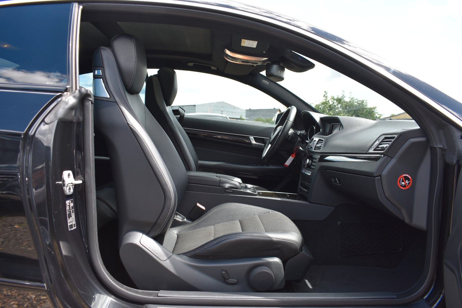 Fahrzeugabbildung Mercedes-Benz E 200 Coupe  ILS /Panorama/SHZ/Navi/19 Zoll