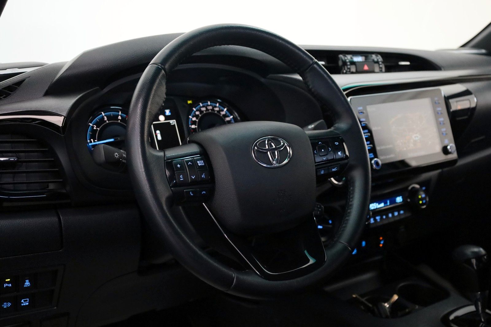 Fahrzeugabbildung Toyota Hilux 2.8 D-4D Invincible, Rollbügel, Rollo, AHK