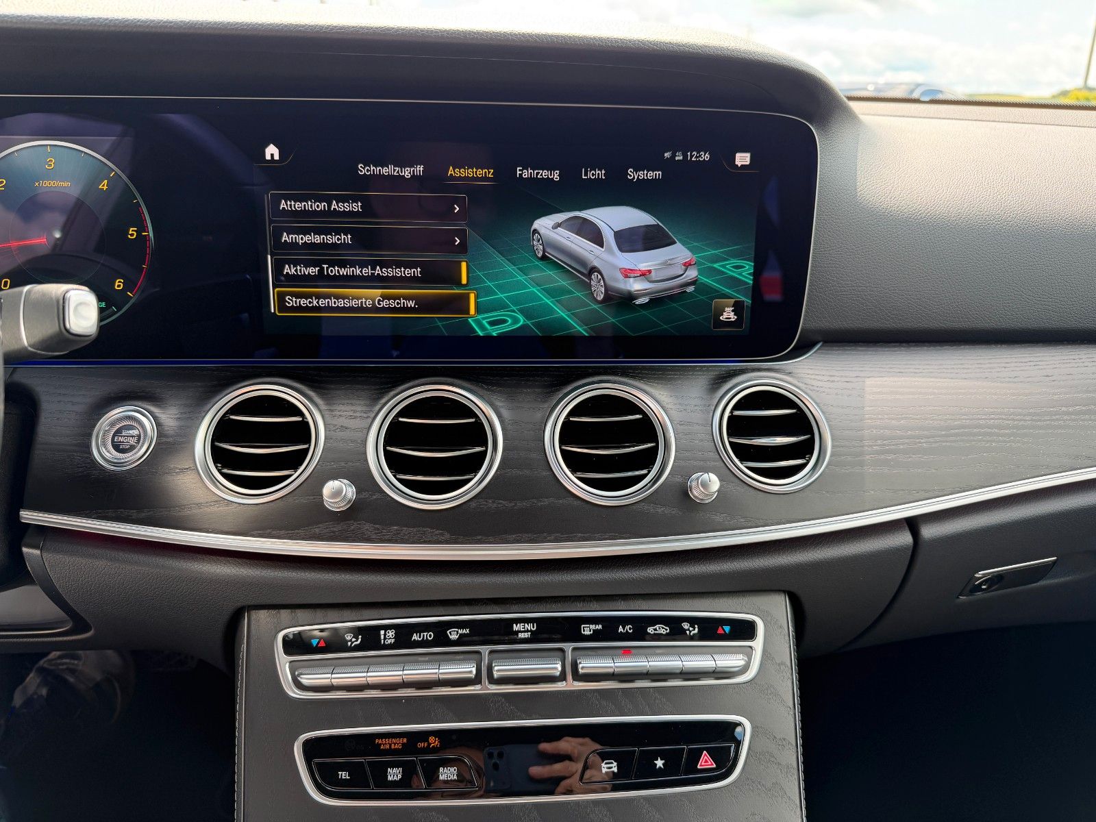 Fahrzeugabbildung Mercedes-Benz E 220 d Avantgarde Night+Burm+Pano+Memory+ILS