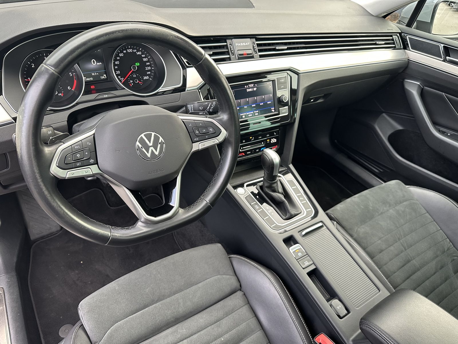 Fahrzeugabbildung Volkswagen Passat Variant 2.0 TDI DSG Elegance LED+PANO+ACC