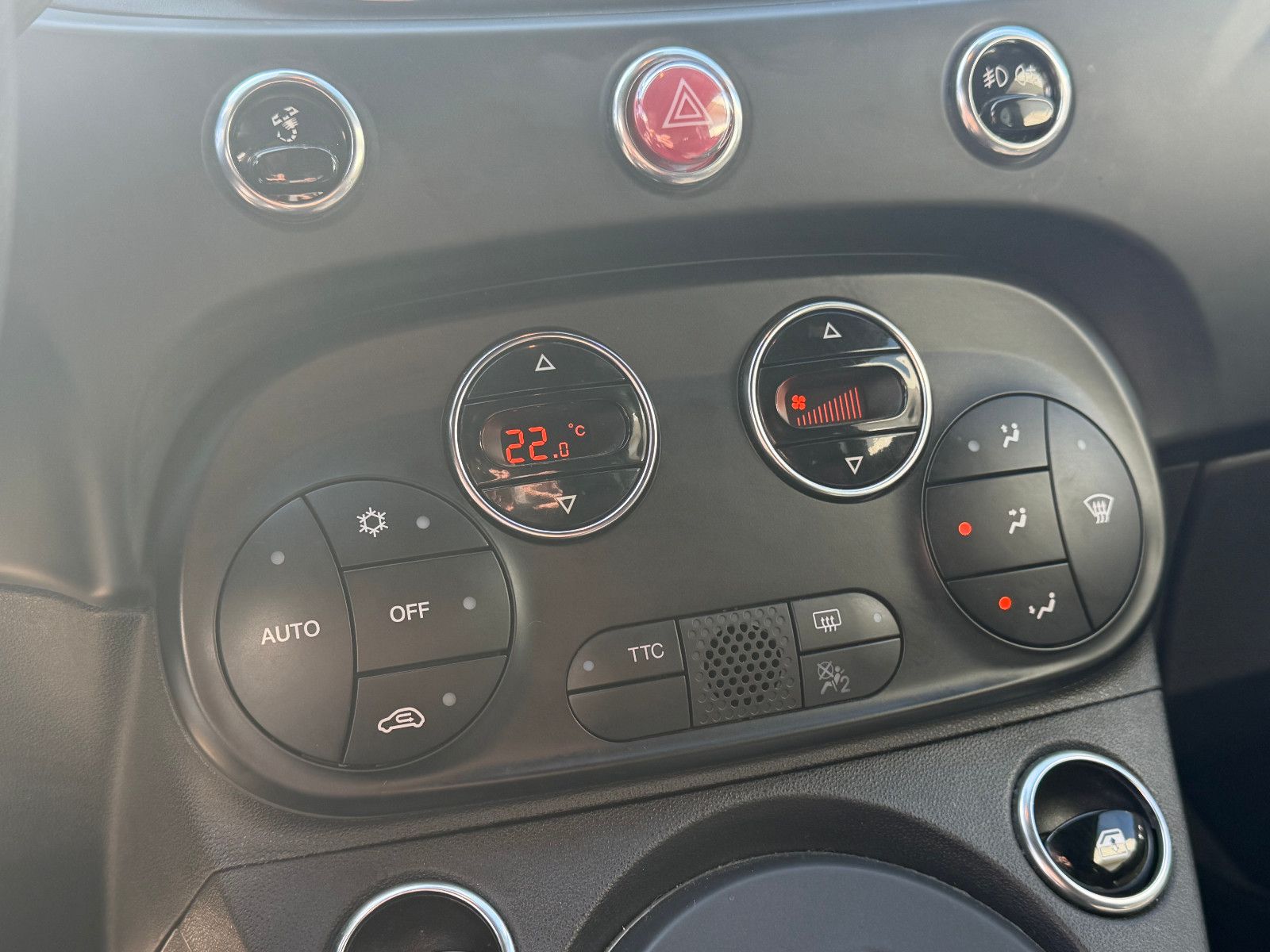 Fahrzeugabbildung Fiat Abarth 695Competizione/CARBON-SITZE/CARBON/BEATS