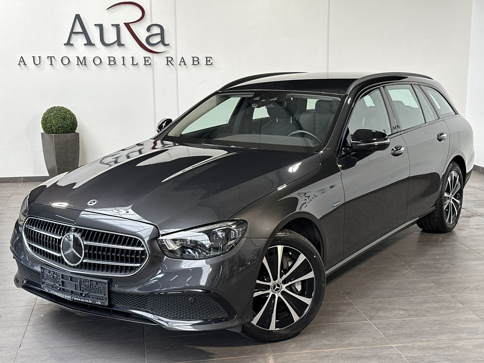 Fahrzeugabbildung Mercedes-Benz E 300de T 4M Avantgarde NAV+LED+AHK+WIDE+360°+PP