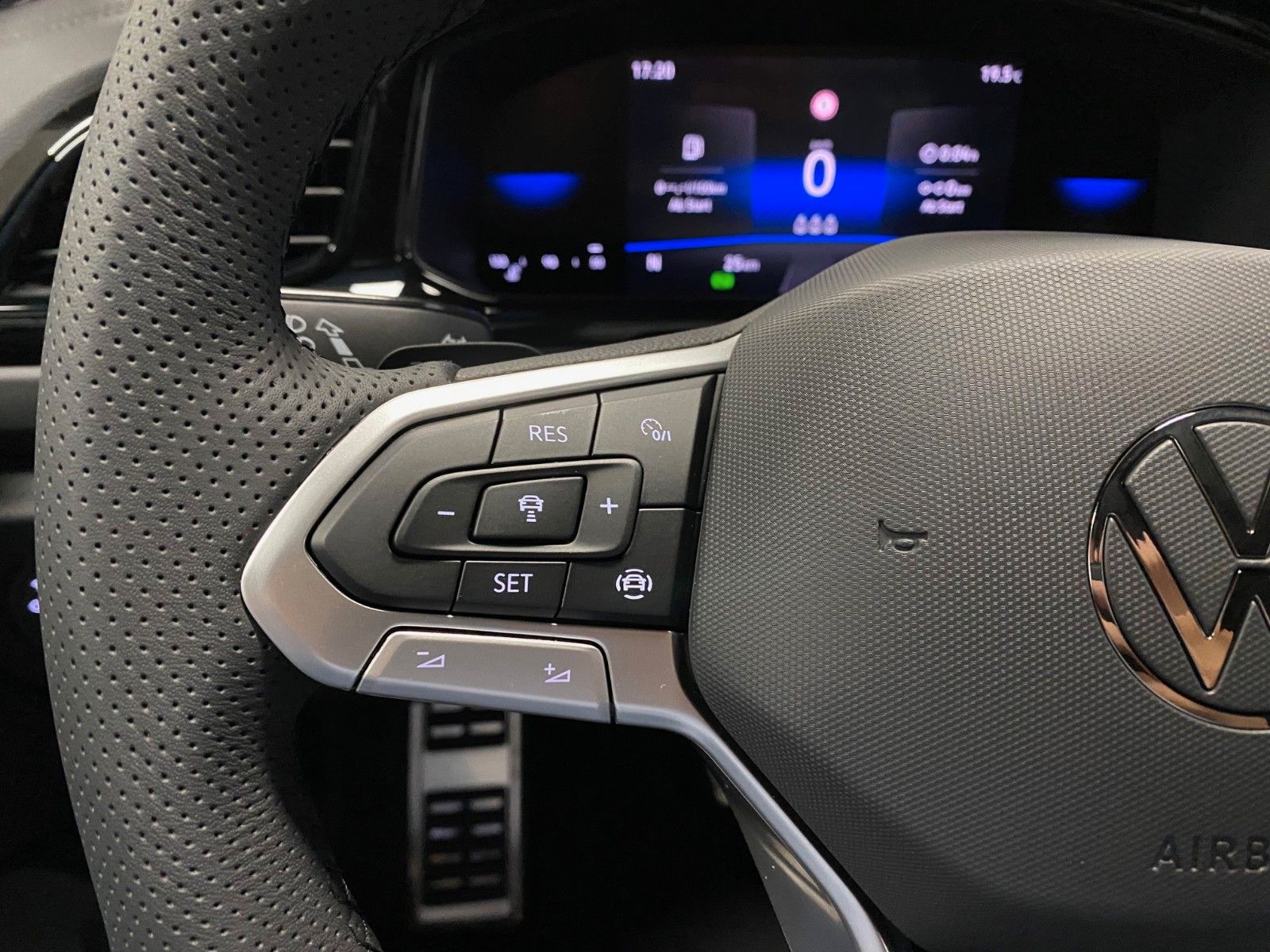 Fahrzeugabbildung Volkswagen T-Roc 1.5 TSI DSG R-Line+ACC+AHK+19 ZOLL ALUFELG