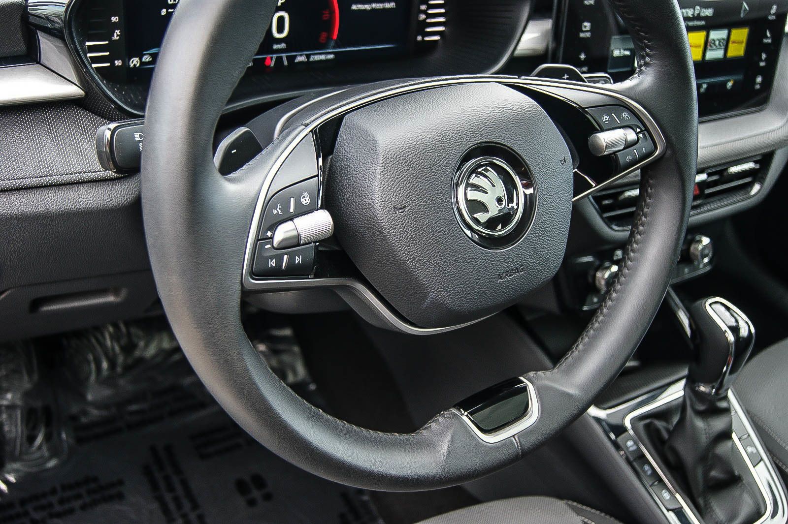 Fahrzeugabbildung SKODA Fabia 10 Drive Auto/DSG PANO VIRTUAL LED KAMERA