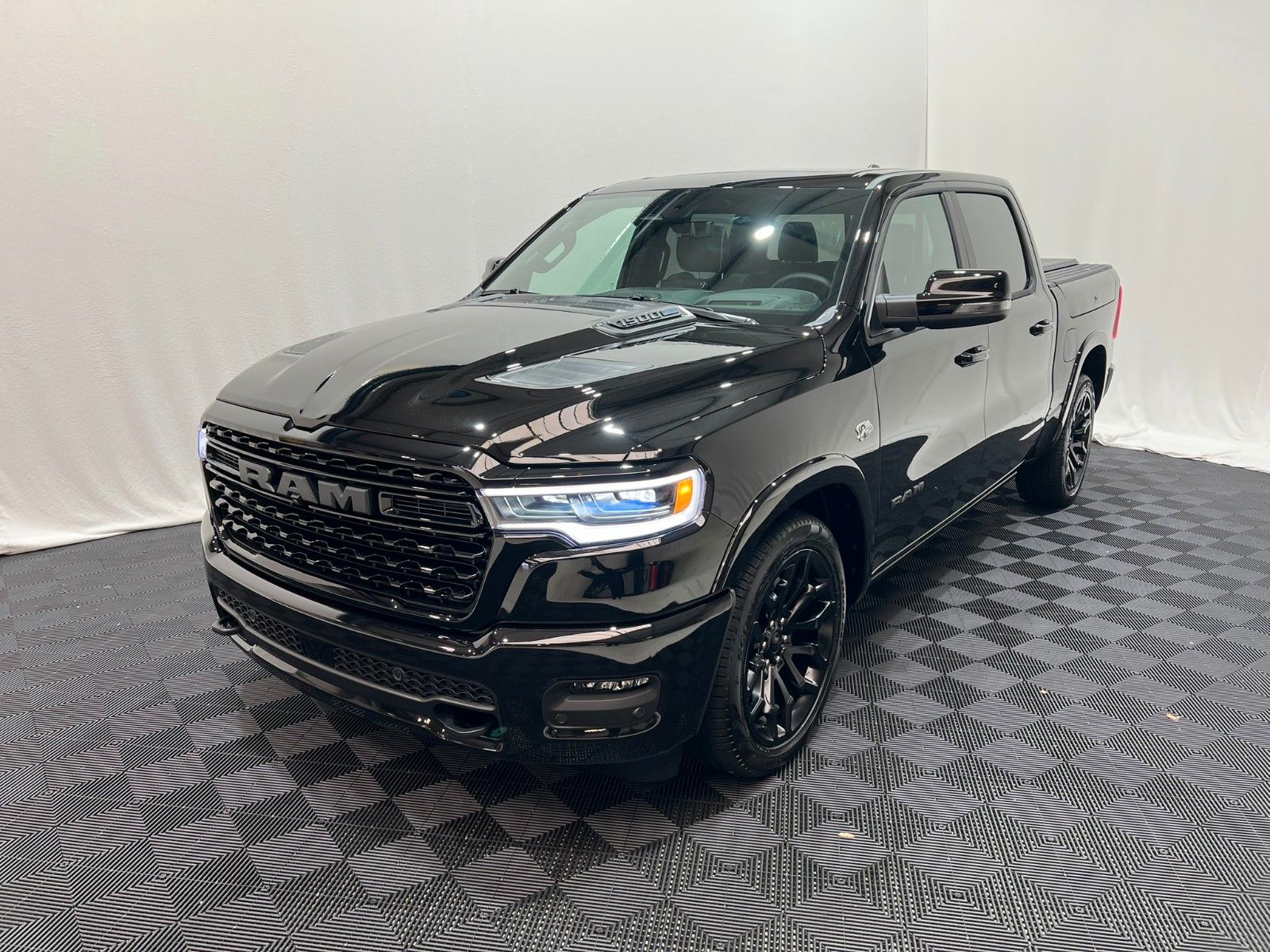 Fahrzeugabbildung Dodge RAM 1500 Limited Night  5,7L V8 HEMI / MFT