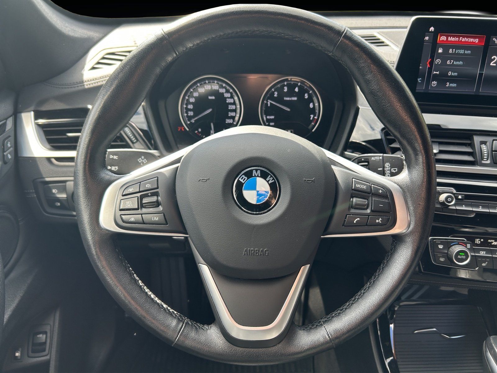 Fahrzeugabbildung BMW X1 xDrive25e Sport Line/PANO-DACH/NAVI+/KAMERA/