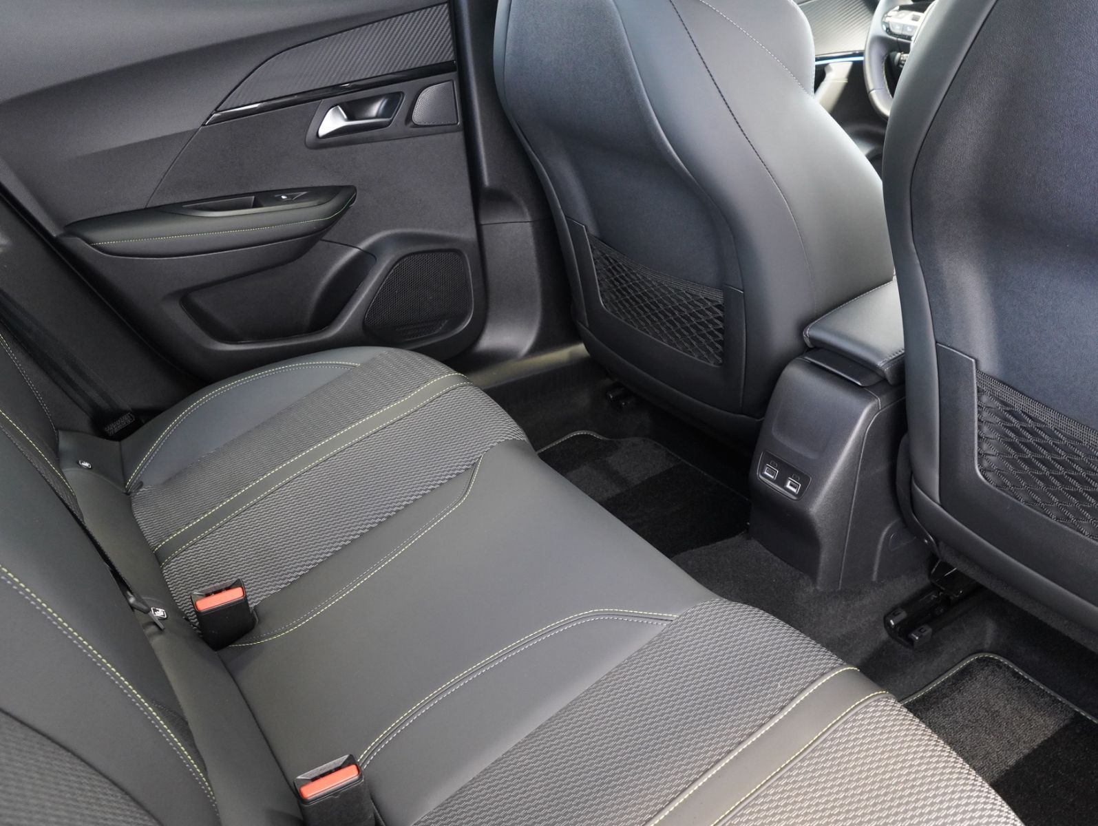 Fahrzeugabbildung Peugeot 2008 e- GT 11KW/LED/NAVI/360°/SOH