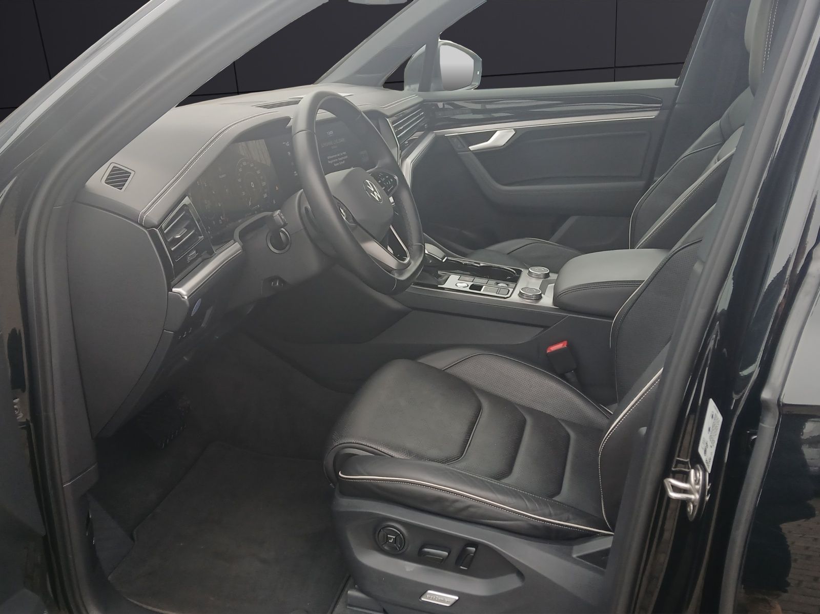 Fahrzeugabbildung Volkswagen Touareg eHybrid Elegance 4M Matrix AHK HUD Pano