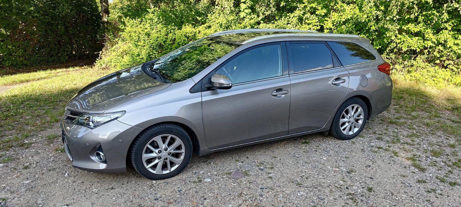 Toyota Auris 2013 — interior