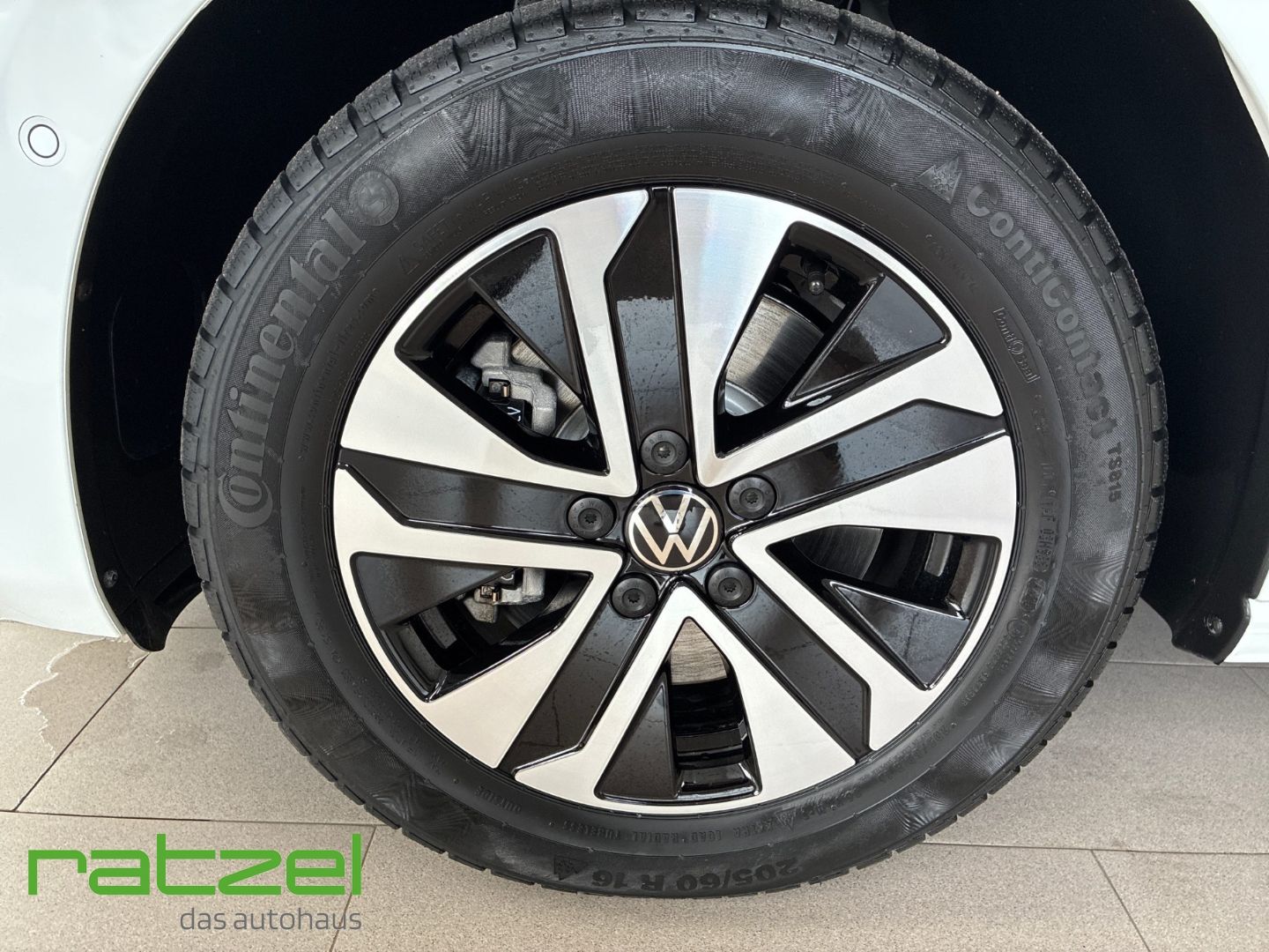 Fahrzeugabbildung Volkswagen Touran ENERGY 1.5 TSI DSG Allwetter+IQ.Light+Nav