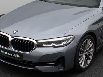 Fahrzeugabbildung BMW 530e xD Pano Kamera DAB HiFi Adapt. Fahrwerk 19"