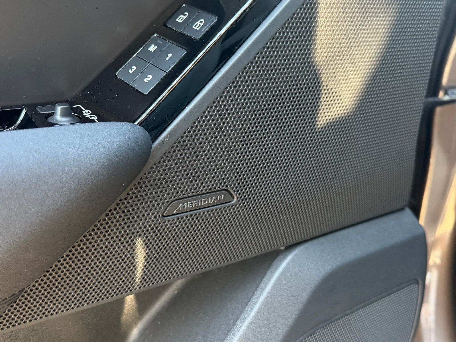 Fahrzeugabbildung Land Rover Range Rover Velar D300/R-DYNAMIC/MERIDIAN/PANO