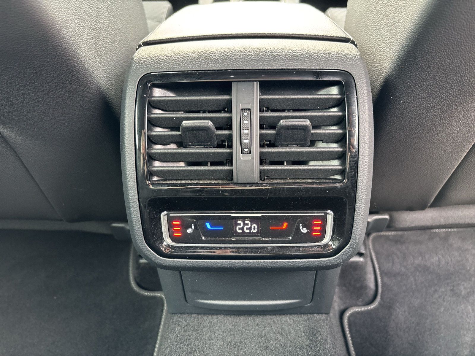 Fahrzeugabbildung Volkswagen Passat Variant Business 2.0 TSI DSG AHK App-Conn