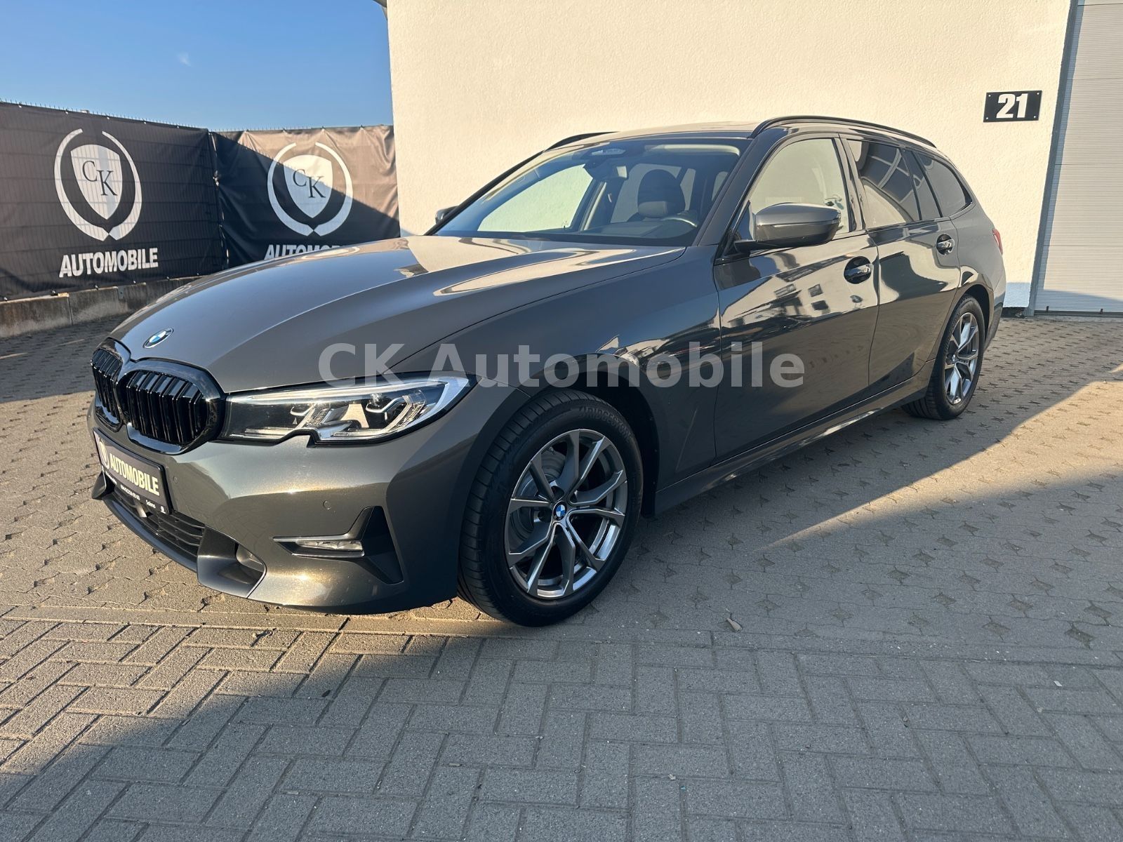 Fahrzeugabbildung BMW 320dxDrive Touring Sport-Line/Laser/Pano/ACC/AHK