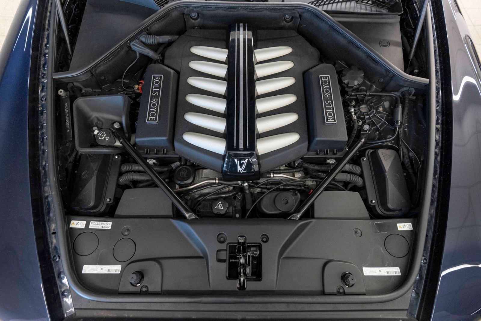 Fahrzeugabbildung Rolls-Royce Ghost V12 TWO TONE FACELIFT STERNHIMMEL KÜHLBOX