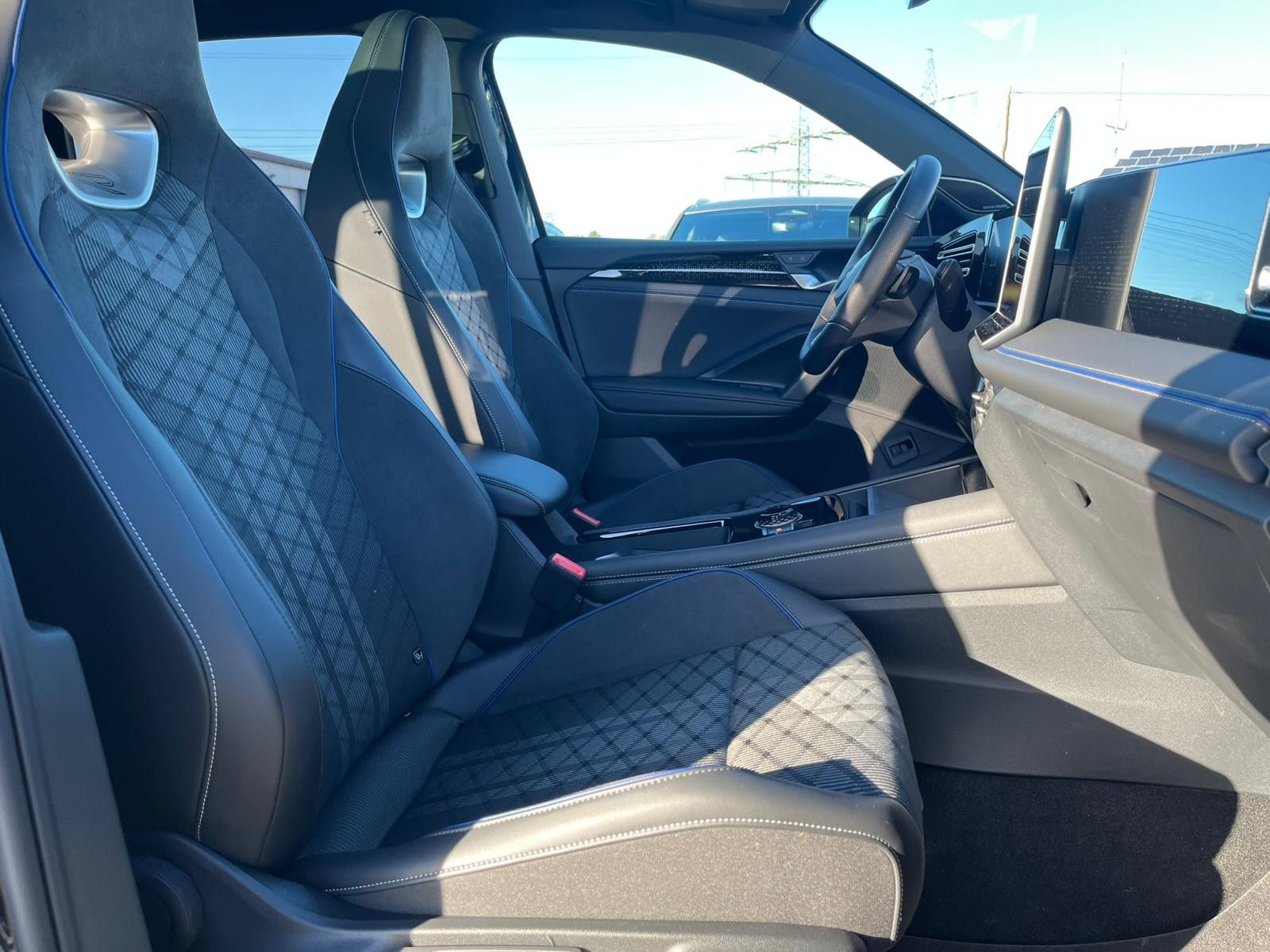Fahrzeugabbildung Volkswagen Tiguan 2.0 TDI 4M R-Line PANO*H&K*AHK*MATRIX*20"