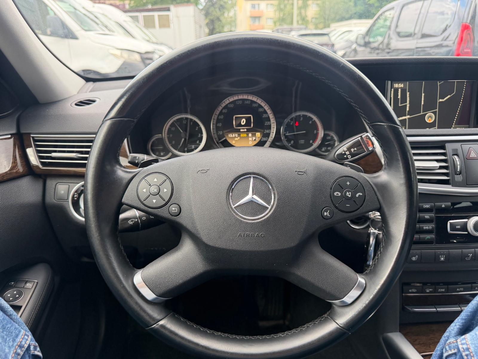 Mercedes-Benz E220 2012 — photo 17