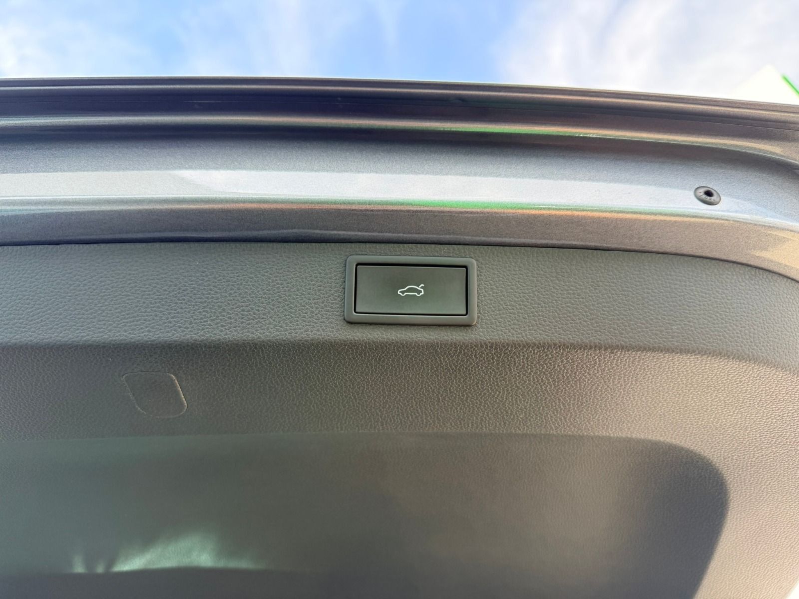 Fahrzeugabbildung SKODA Karoq Tour 115PS 6-Gang*AHK*RFK*eHeck