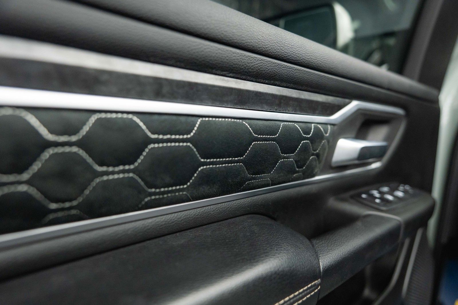 Fahrzeugabbildung Dodge RAM 5.7 V8 HEMI 4x4 OFFROAD Night-Edition *Pano*