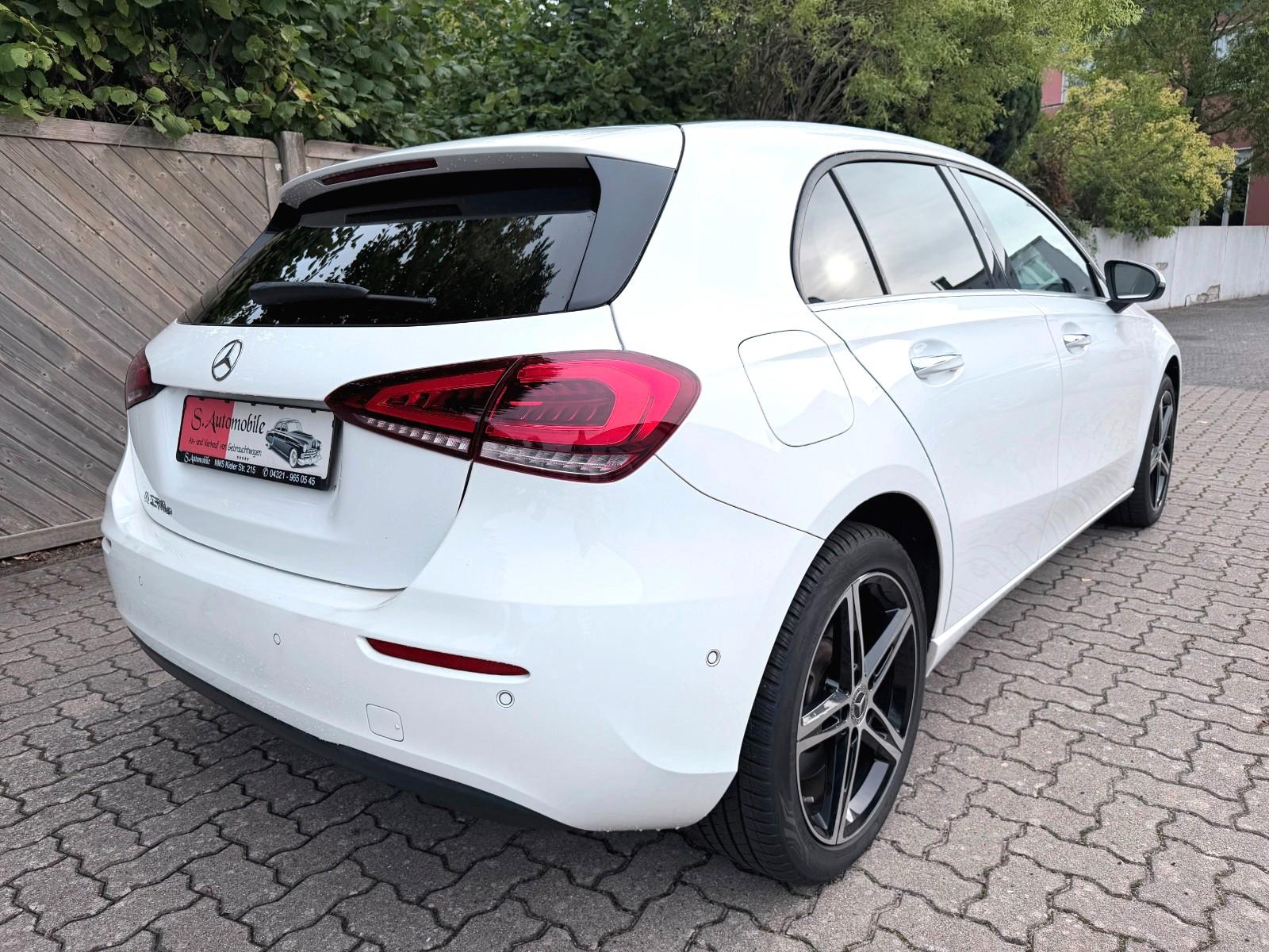 Mercedes-Benz A 250 e°Navigation°Parkass.°LED