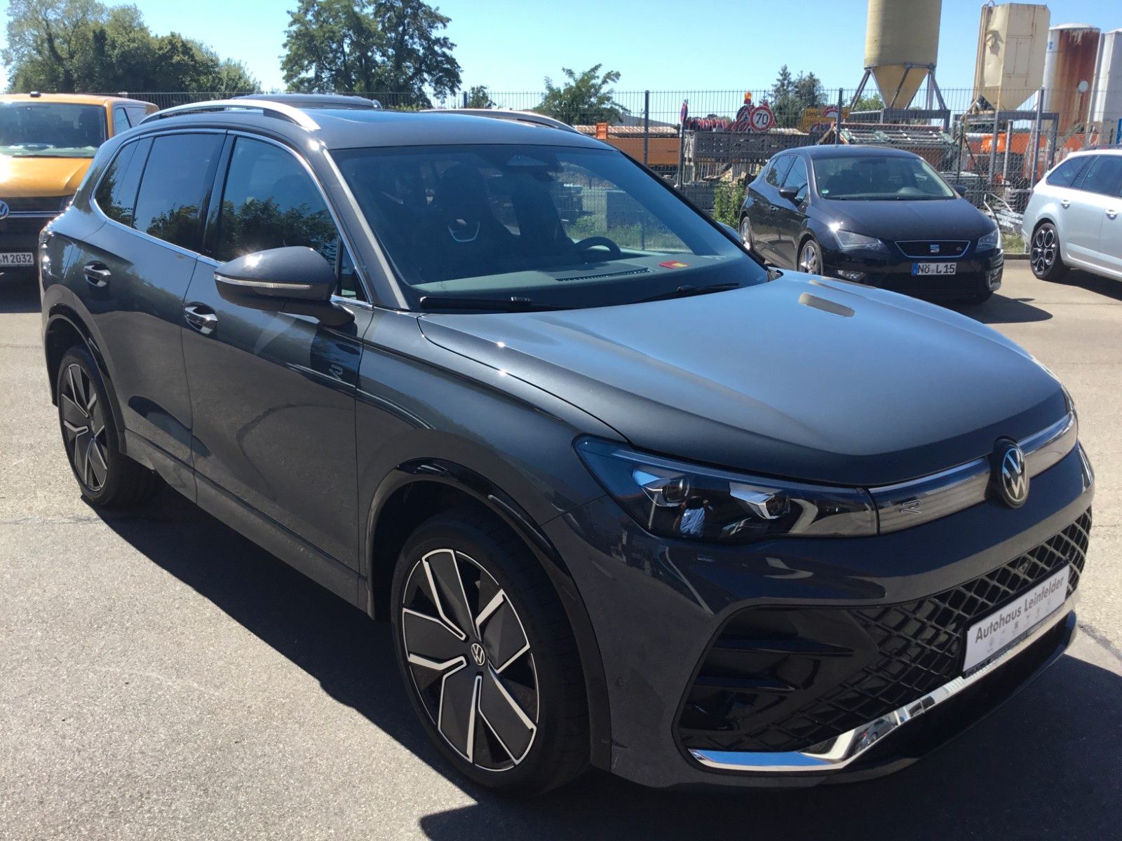 Fahrzeugabbildung Volkswagen Tiguan 2.0 TSI DSG 4M R-Line+Pano+AHK+IQLight+20