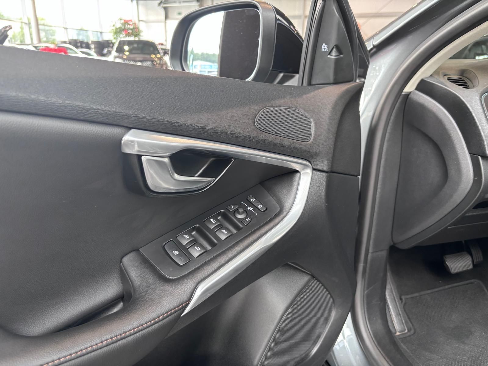 Fahrzeugabbildung Volvo V40 Cross Country Plus PANO ACC BLIS LED