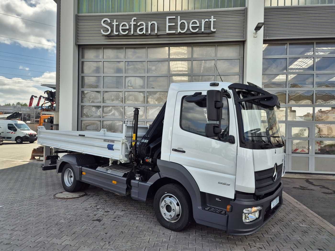 Fahrzeugabbildung Mercedes-Benz Atego 823 KK Kipper+Kran+Funk+Greifersteuerung