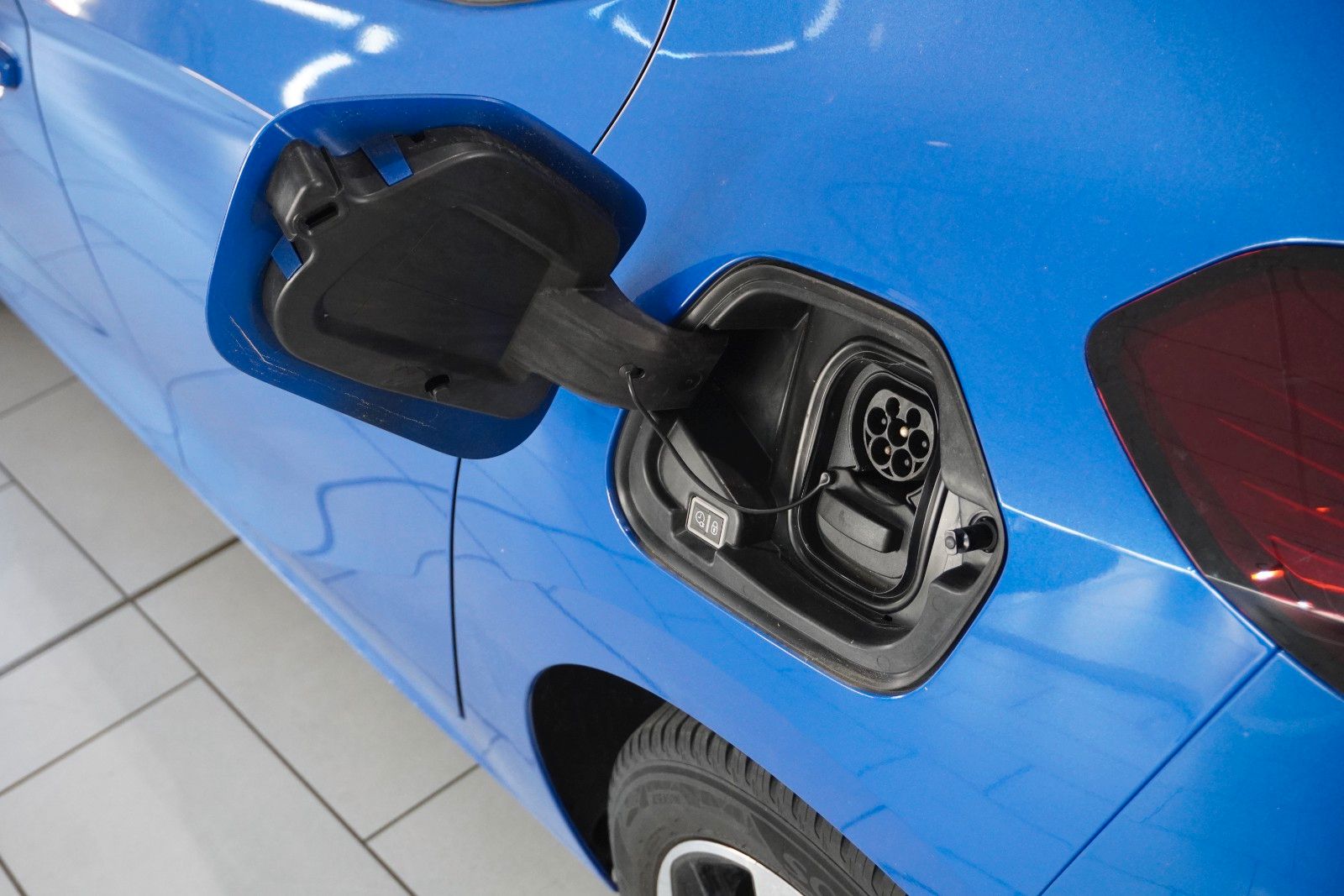 Fahrzeugabbildung Opel Corsa-e F EDITION 7KW NAVI/VIRT/TEMP/DAB/WÄRMEP.