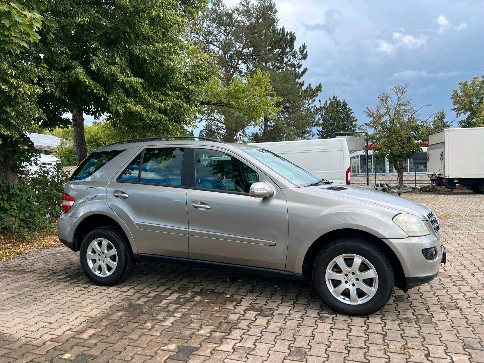 Mercedes-Benz ML280 2005 — interior