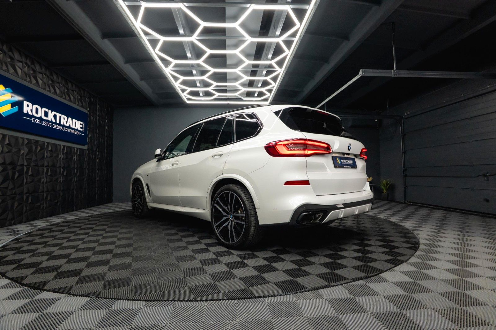 Fahrzeugabbildung BMW X5 M50i Shadow Line | ACC | Pano | Laser | Sky