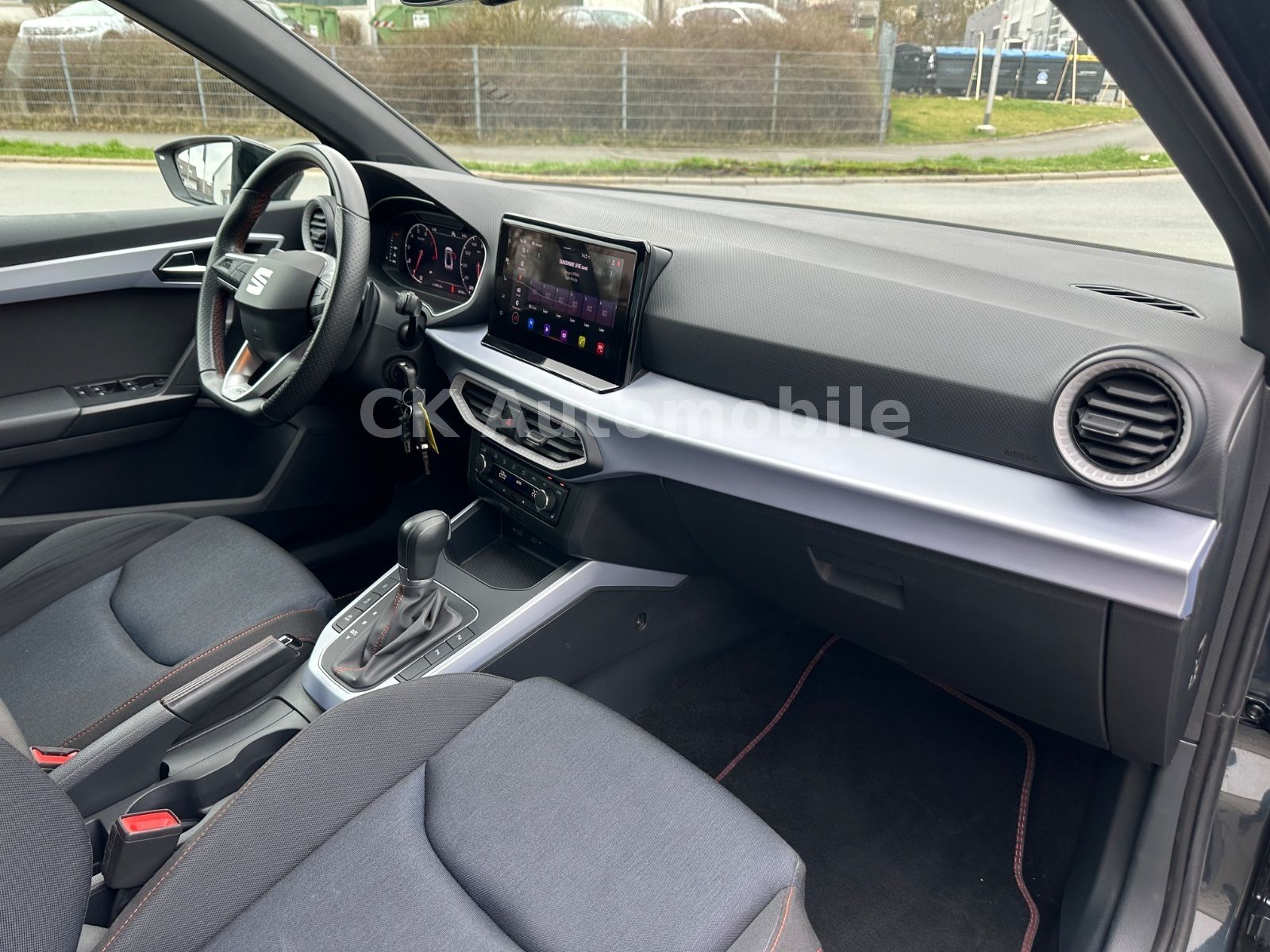 Fahrzeugabbildung SEAT Arona 1.5 TSI 110kW FR DSG/Navi/LED/Kam/AHK