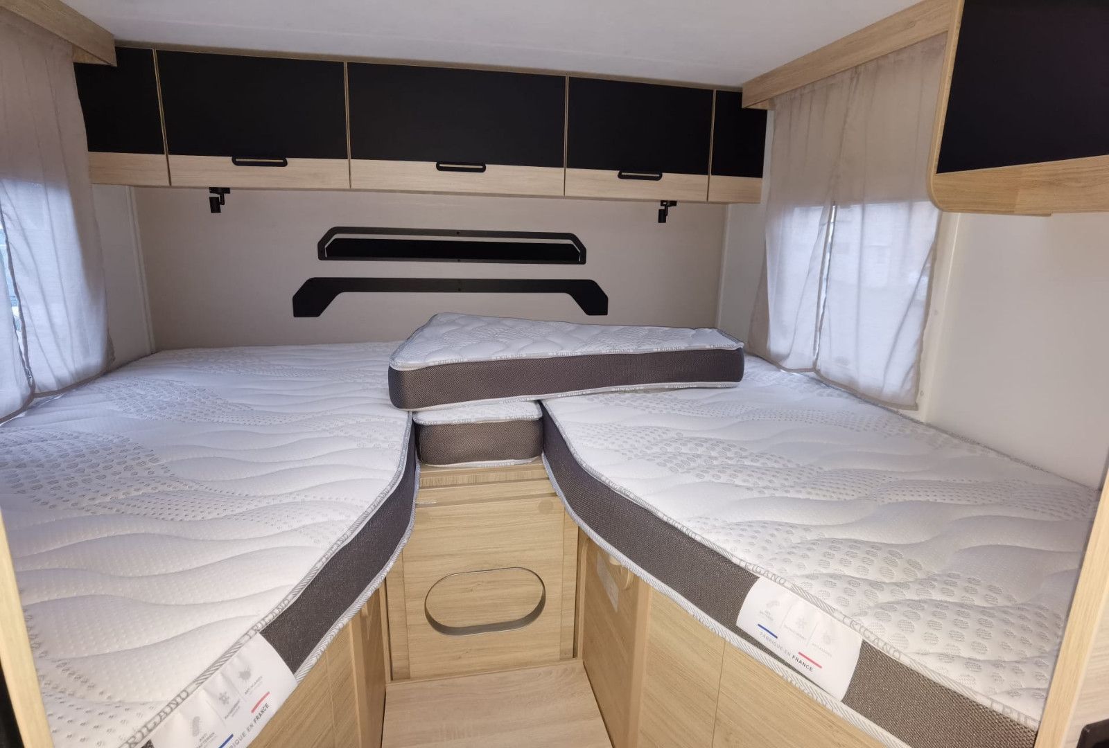 Fahrzeugabbildung Challenger 317 Graphite Edition m. Hubbett