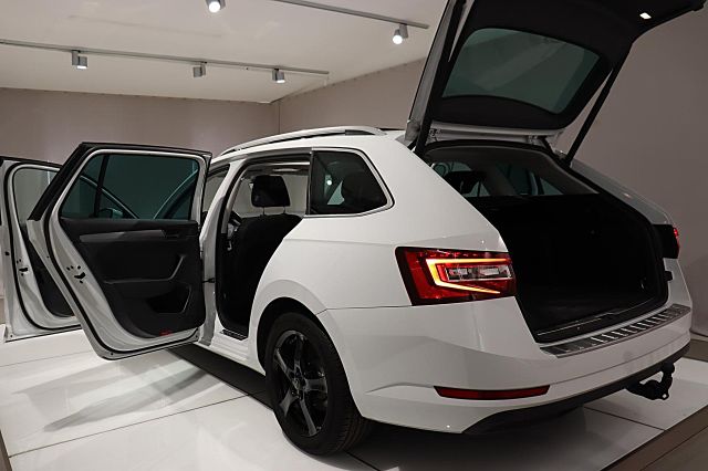 Superb Combi 1.8 TSI Style DSG AHK XENON NAVI KA