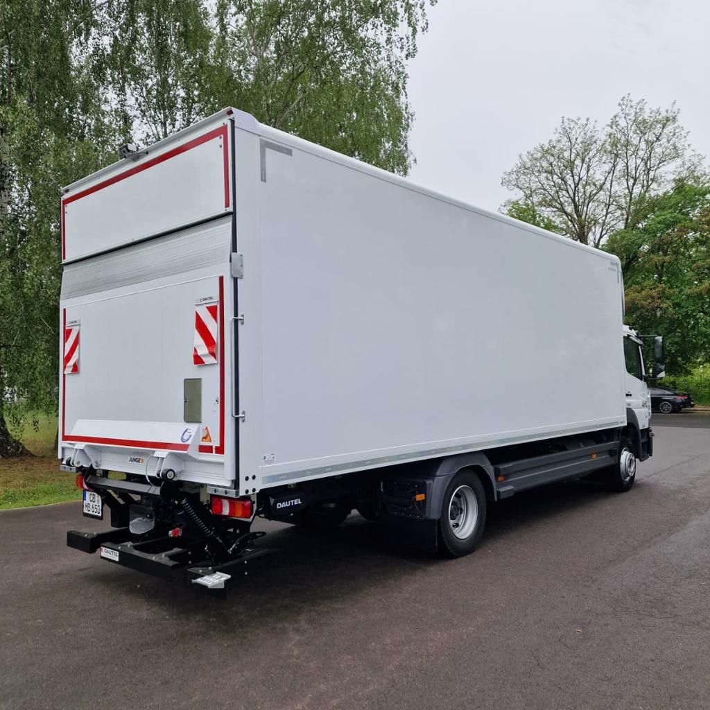 Fahrzeugabbildung Mercedes-Benz Atego 1224 L Junge Koffer mit LBW 1500 kg