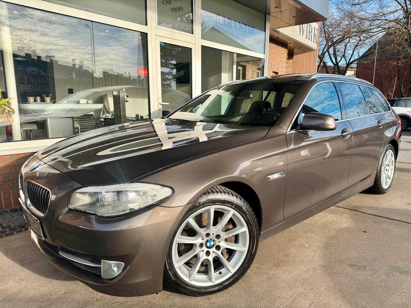Fahrzeugabbildung BMW 535 d xDrive Touring Leder/Panorama/Navi/HUD