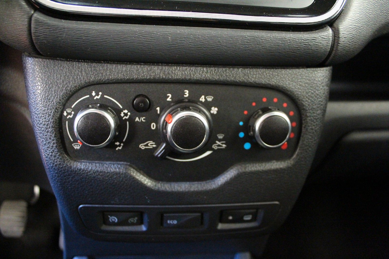 Fahrzeugabbildung Dacia Lodgy TCe 130 Stepway **Navi*7 Sitze*Techroad