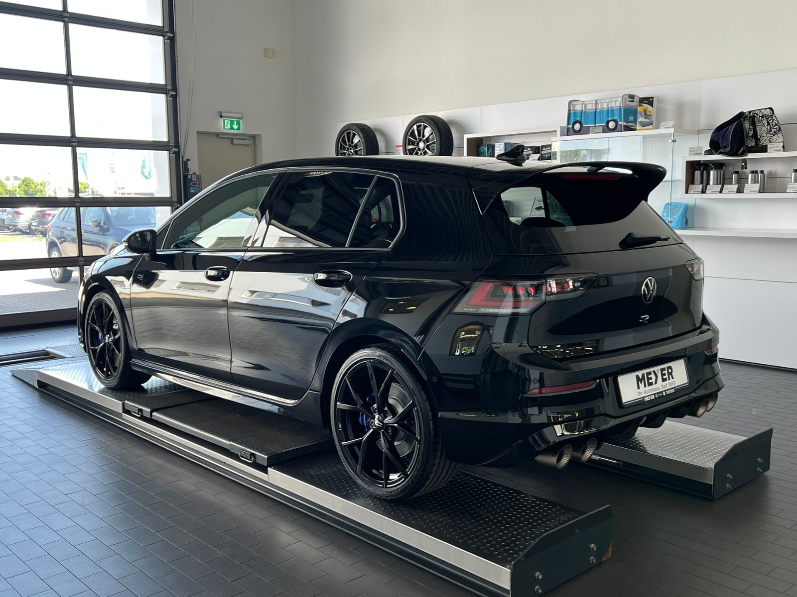 Fahrzeugabbildung Volkswagen Golf VIII R 2.0 TSI DSG 4MOTION *R-Performance P