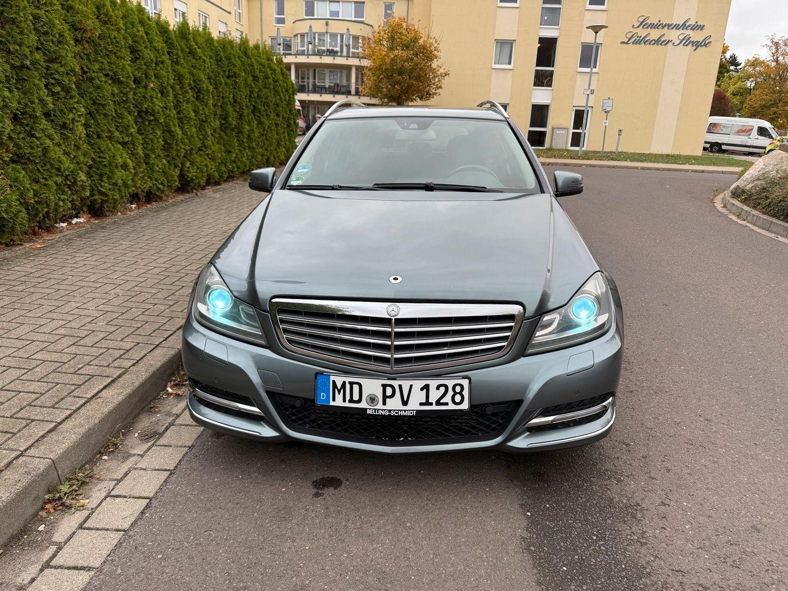 Mercedes-Benz C200 2011 — салон