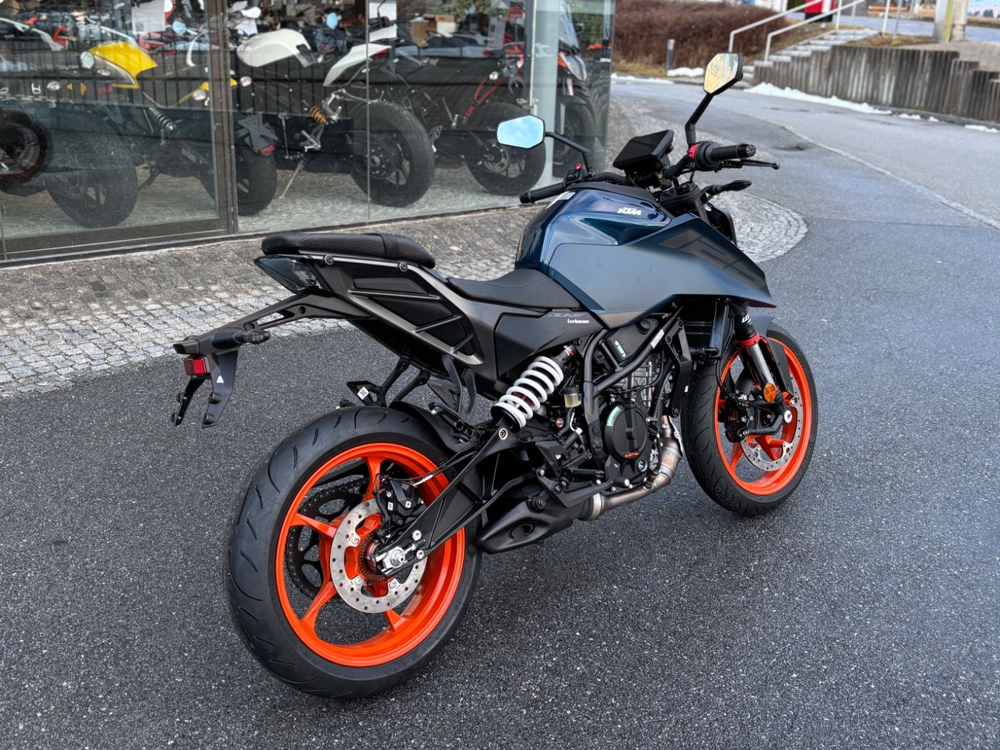 Fahrzeugabbildung KTM 125 Duke Modell 2026 auch in Schwarz erhältlich